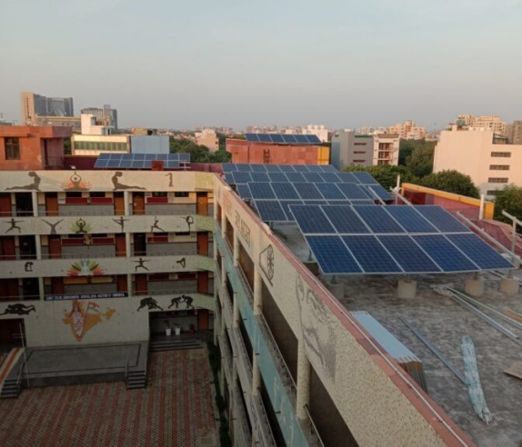 Institutional building for commercial rooftop solar